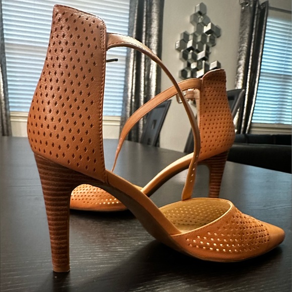 Franco Sarto Pointed Heels Ankle Strap laser cut in Salmon Ashlyn - Picture 2 of 5